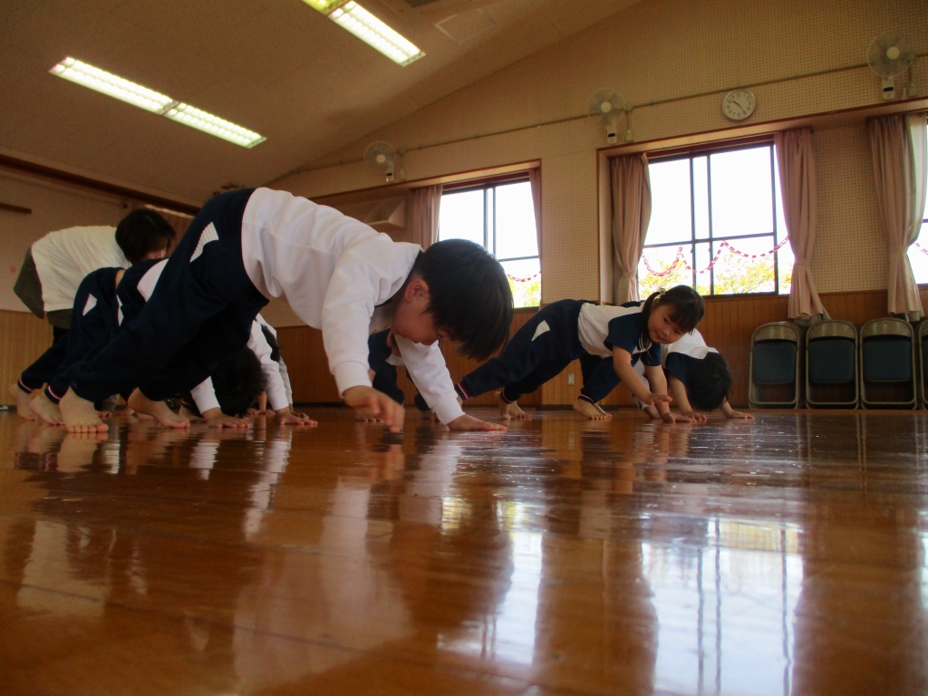 園児が「わくわく体操（像の動き）」を楽しんでいる写真