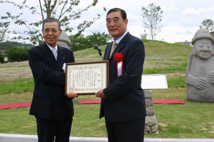 三田市長から済州市長へ感謝状を贈呈している写真