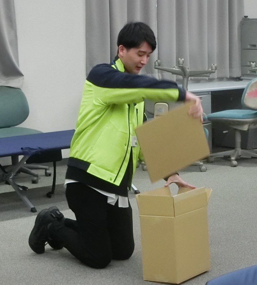 段（だん）ボールでベッドを作（つく）っている様子（ようす）