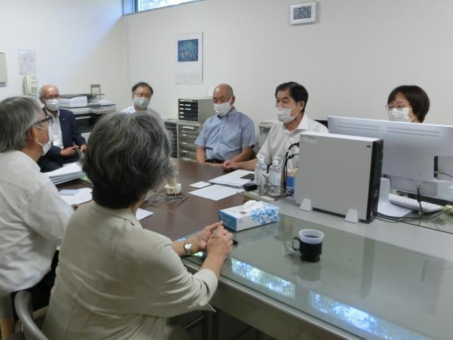 各保護観察所から選任された保護司7名らが三田市保護司会で意見を交わしている写真