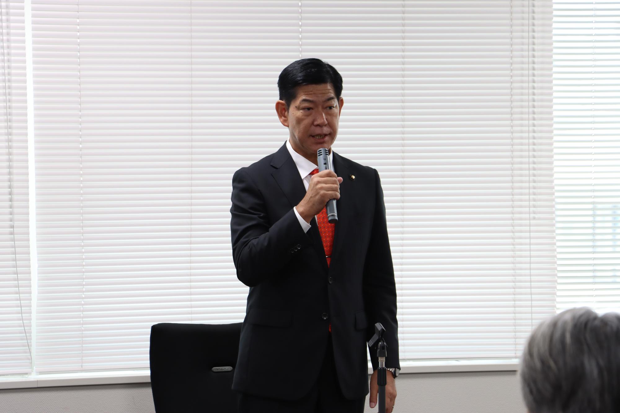 8月8日就任会見