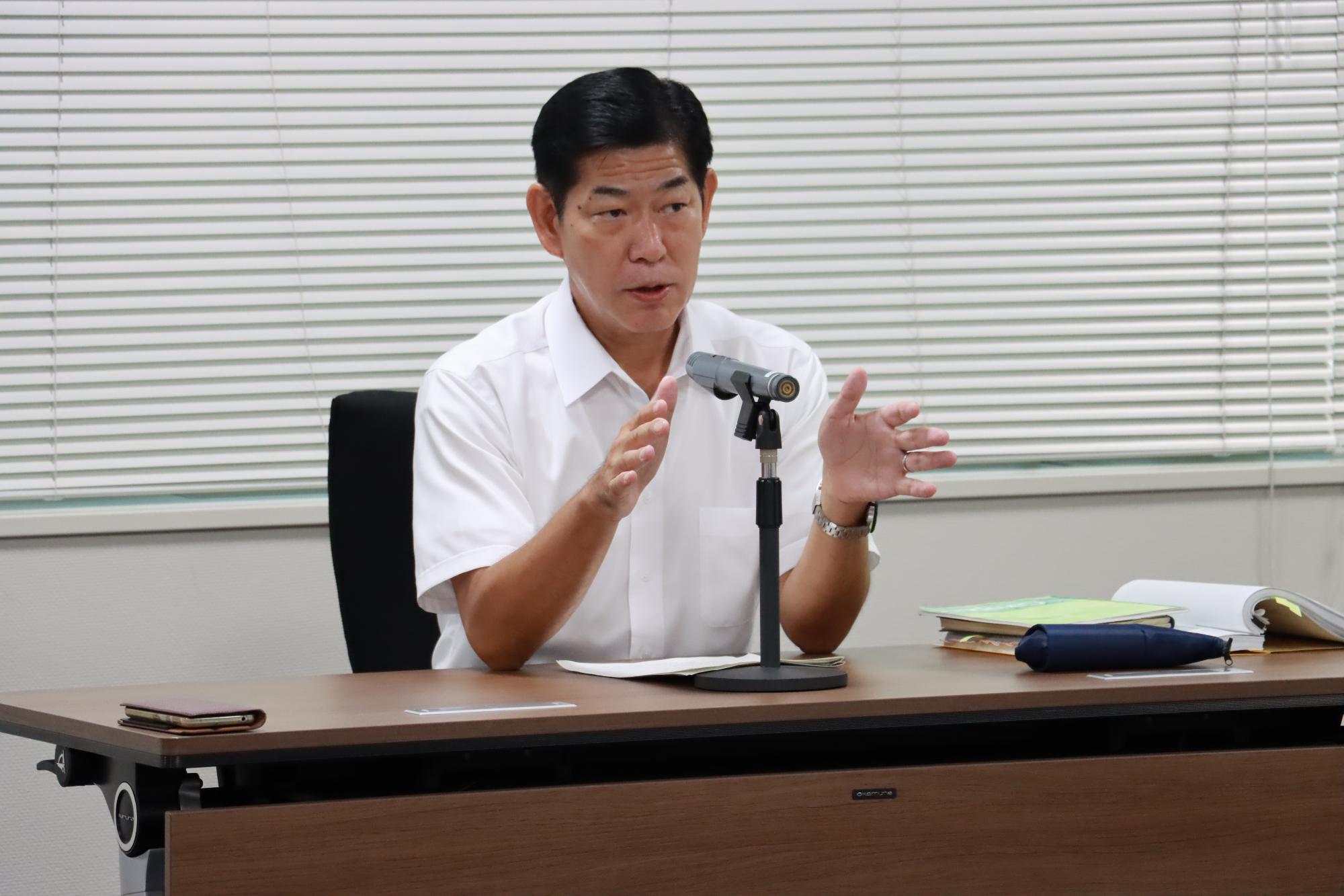 8月24日所信表明後記者会見写真