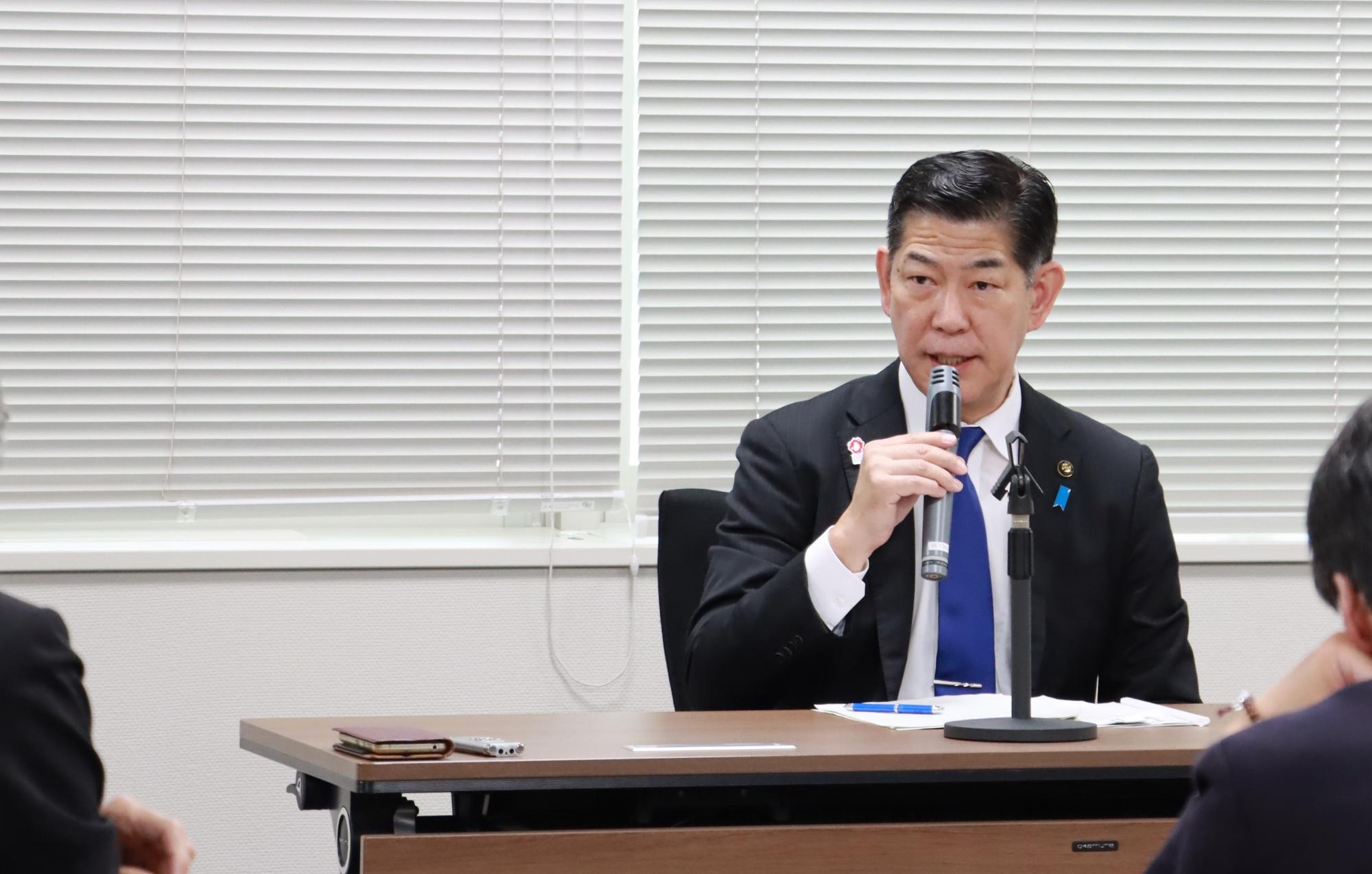 令和6年4月22日市長定例記者会見で説明する田村市長