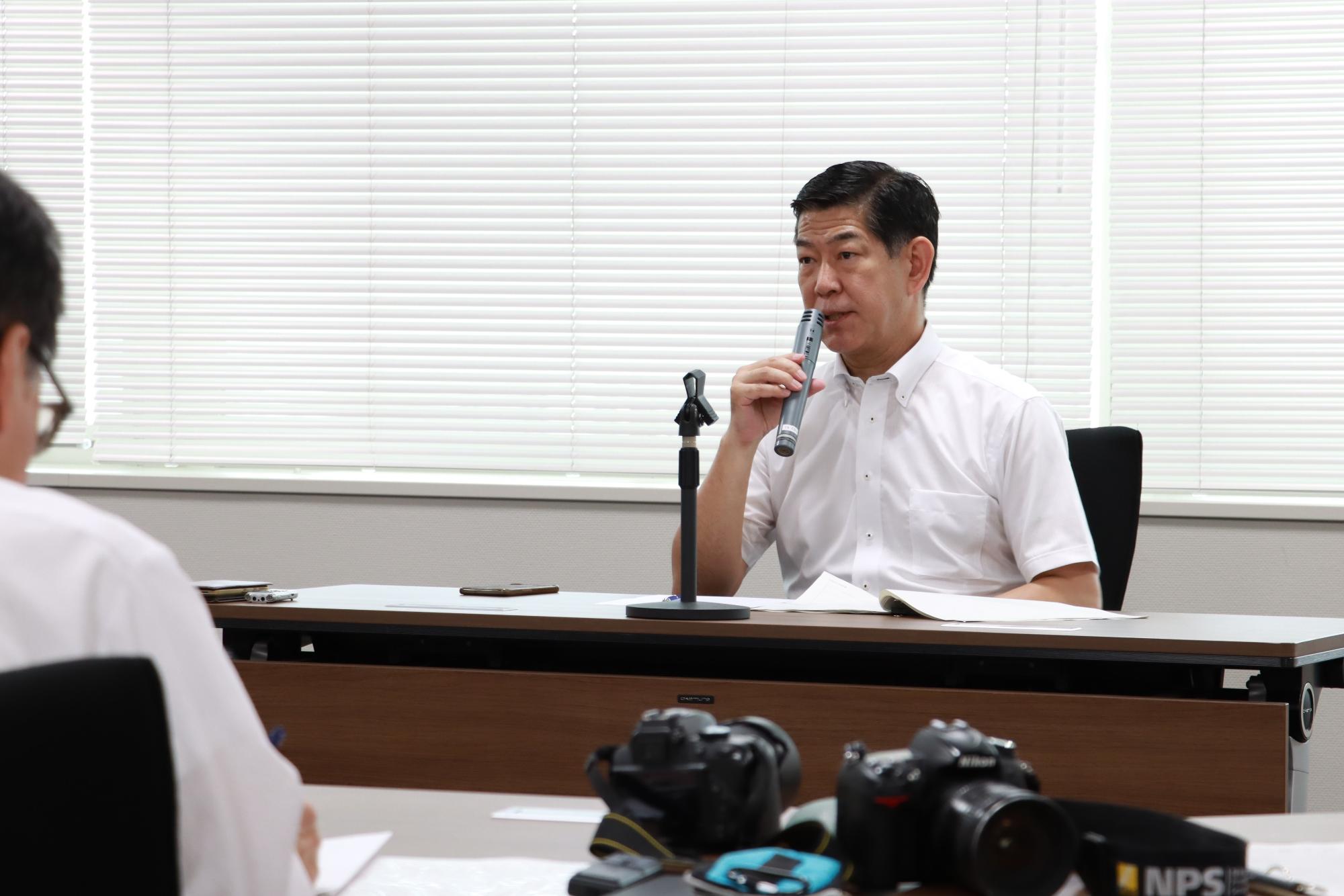 2024年5月27日の定例記者会見で説明する田村市長