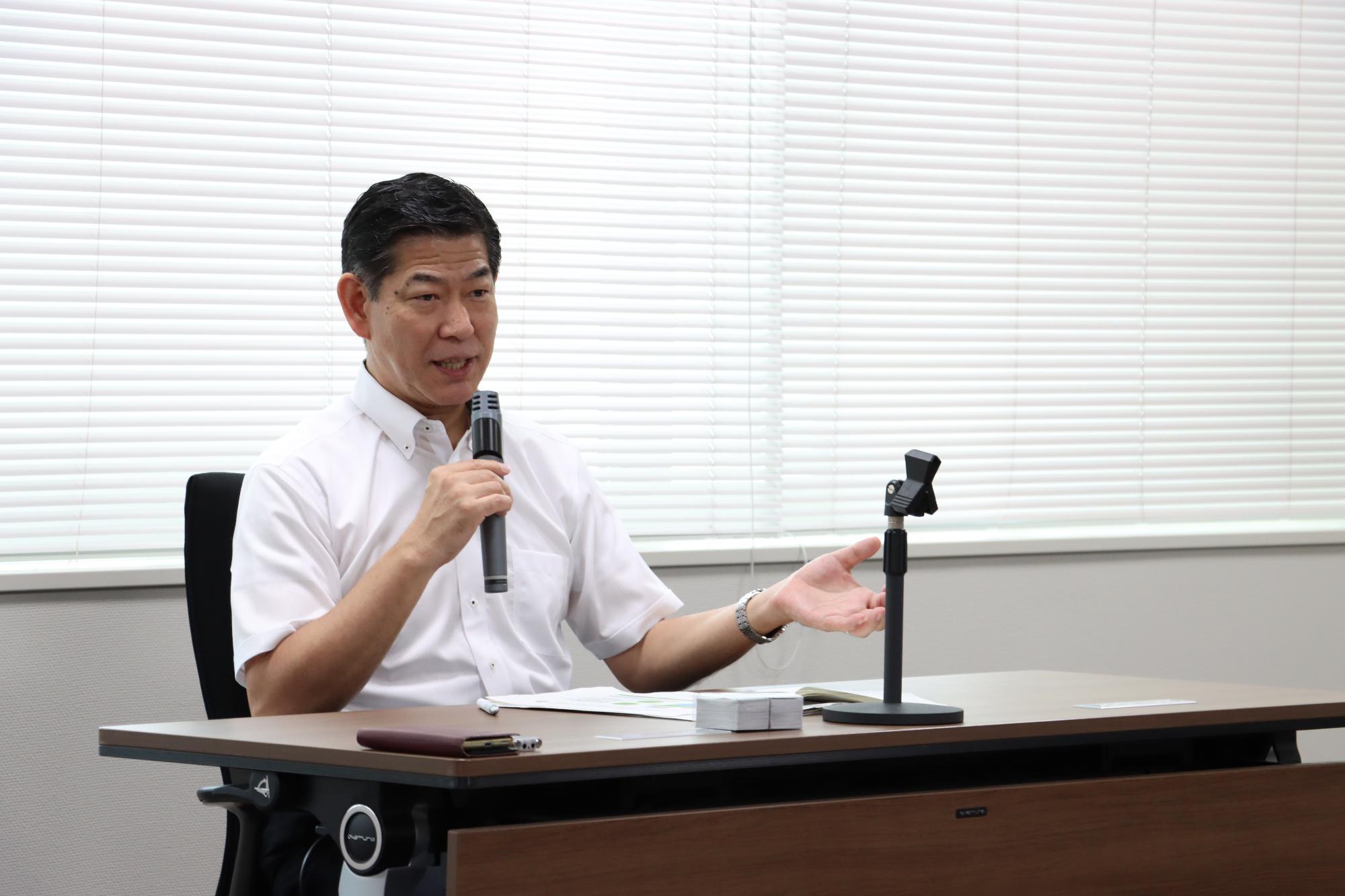 令和6年6月20日の定例記者会見で説明する田村市長の写真