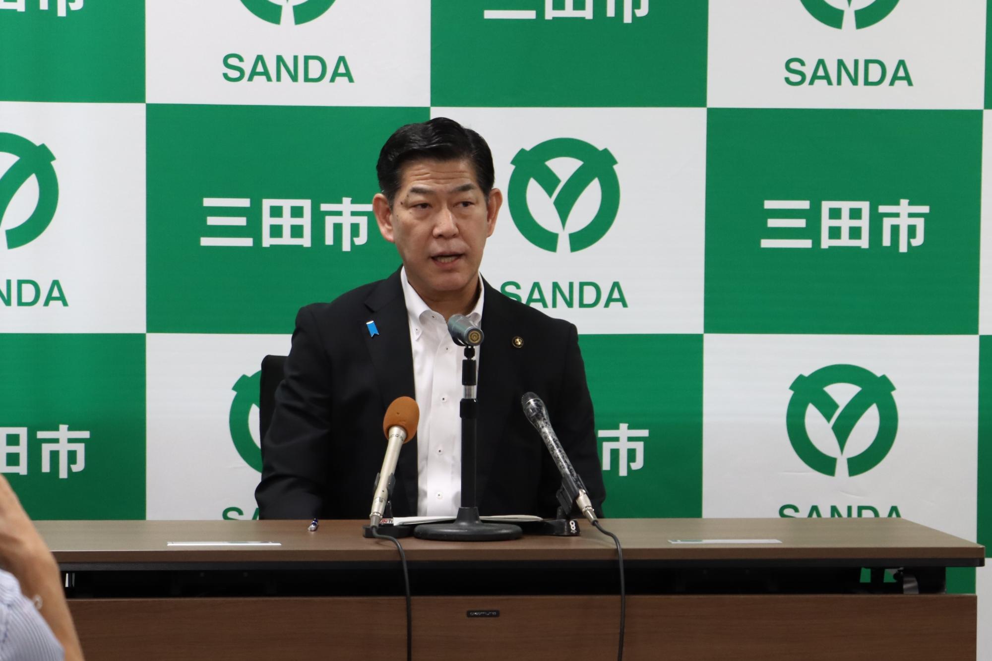 令和6年7月11日臨時記者会見で説明する田村市長の写真