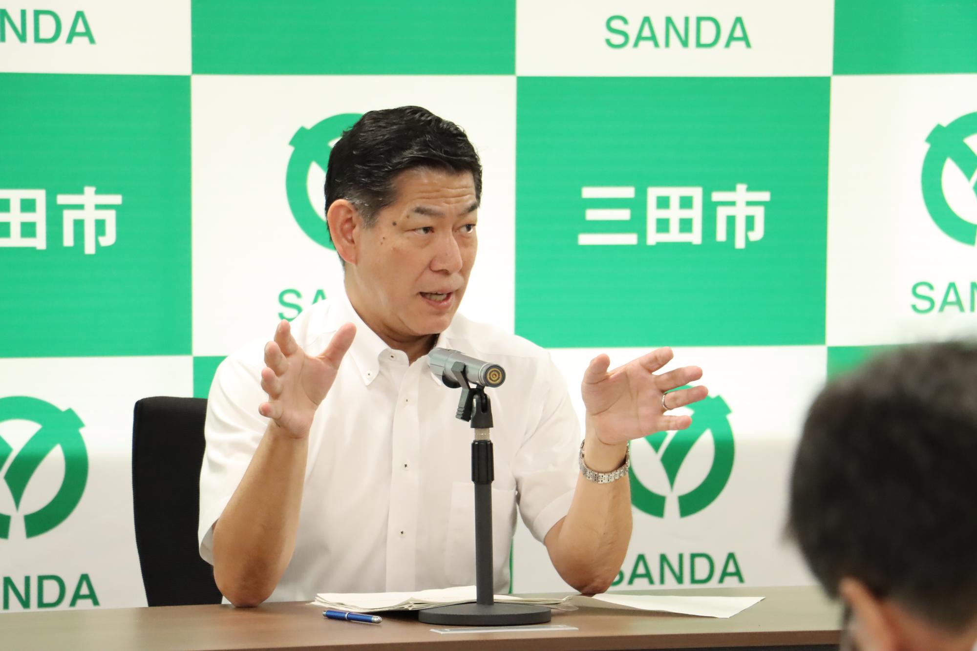 令和6年7月18日定例記者会見で説明する田村市長の写真