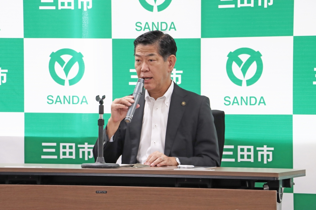 令和6年8月8日臨時記者会見で説明する田村市長の写真
