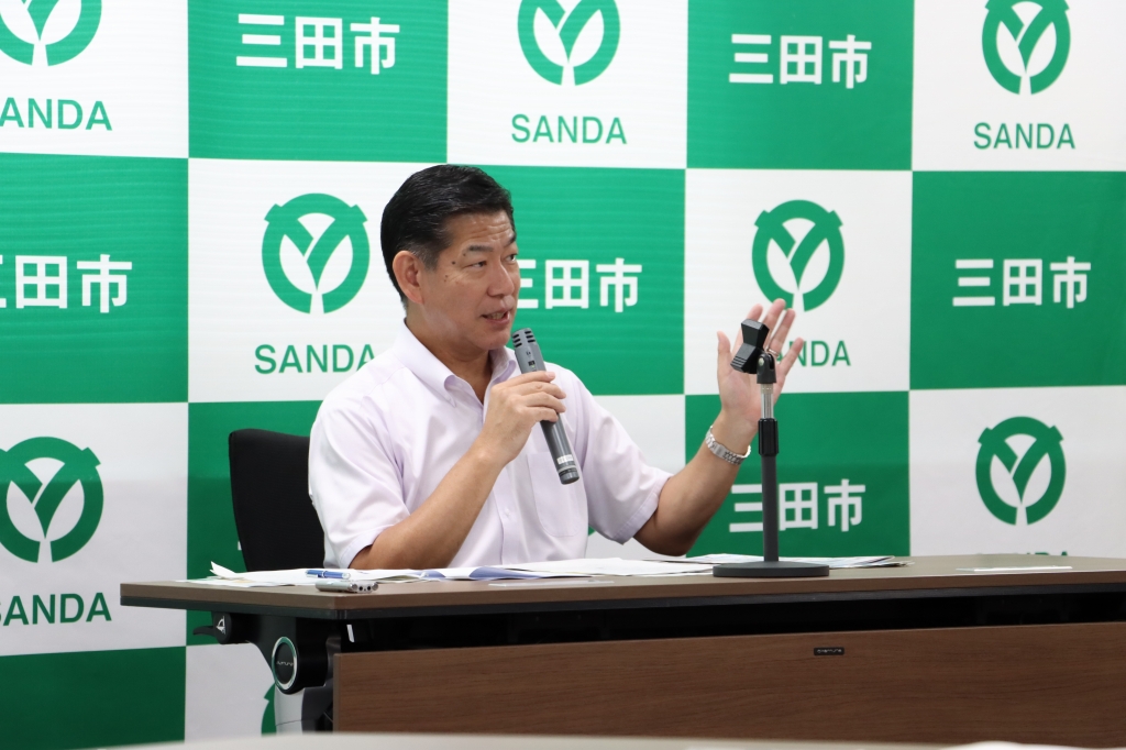 令和6年8月27日定例記者会見で説明する田村市長の写真