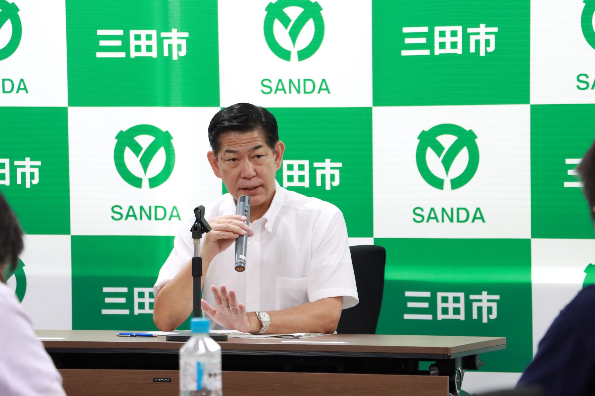 令和6年9月19日定例記者会見で説明する田村市長の写真