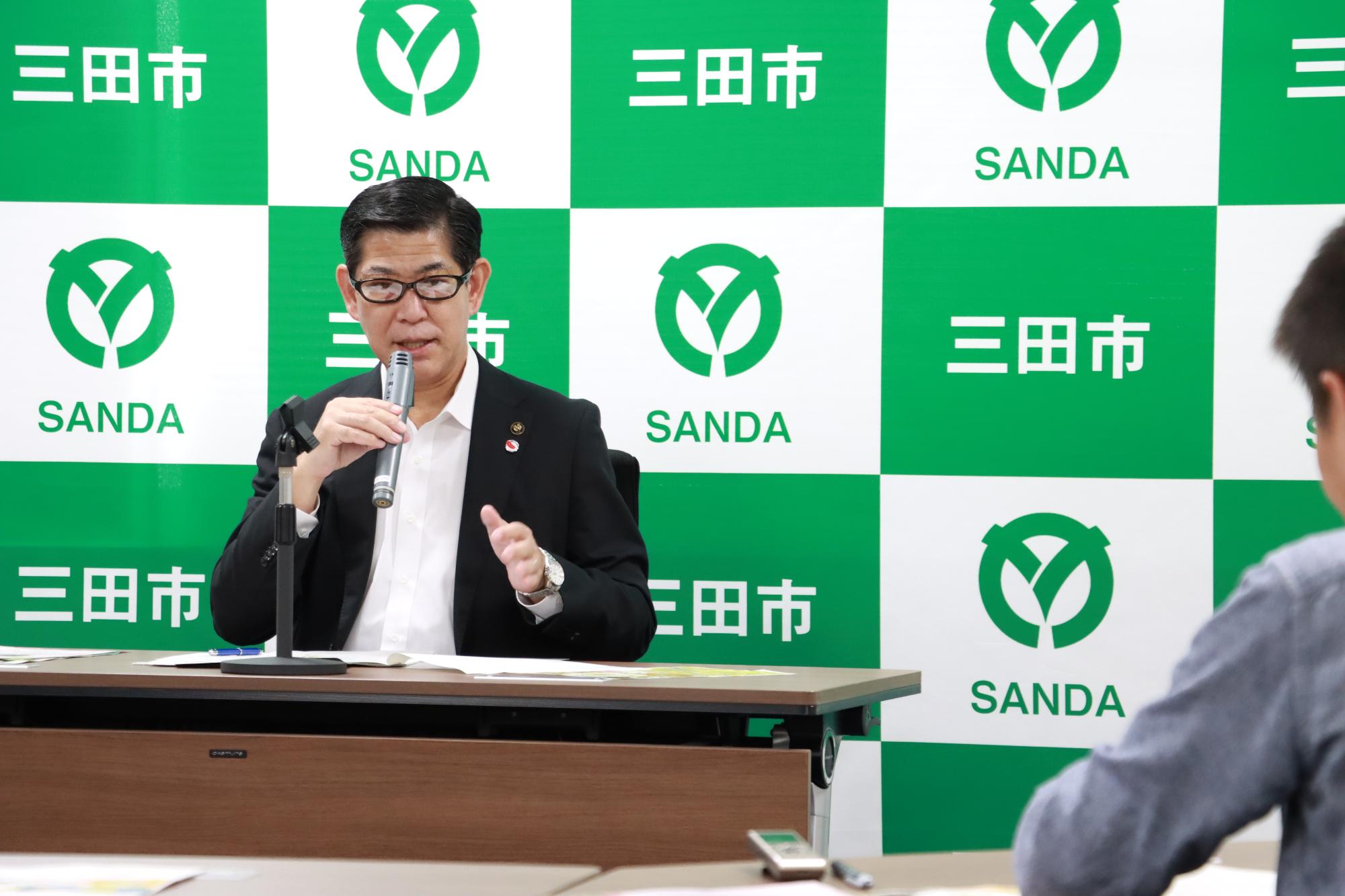 令和6年10月24日定例記者会見で説明する田村市長の写真