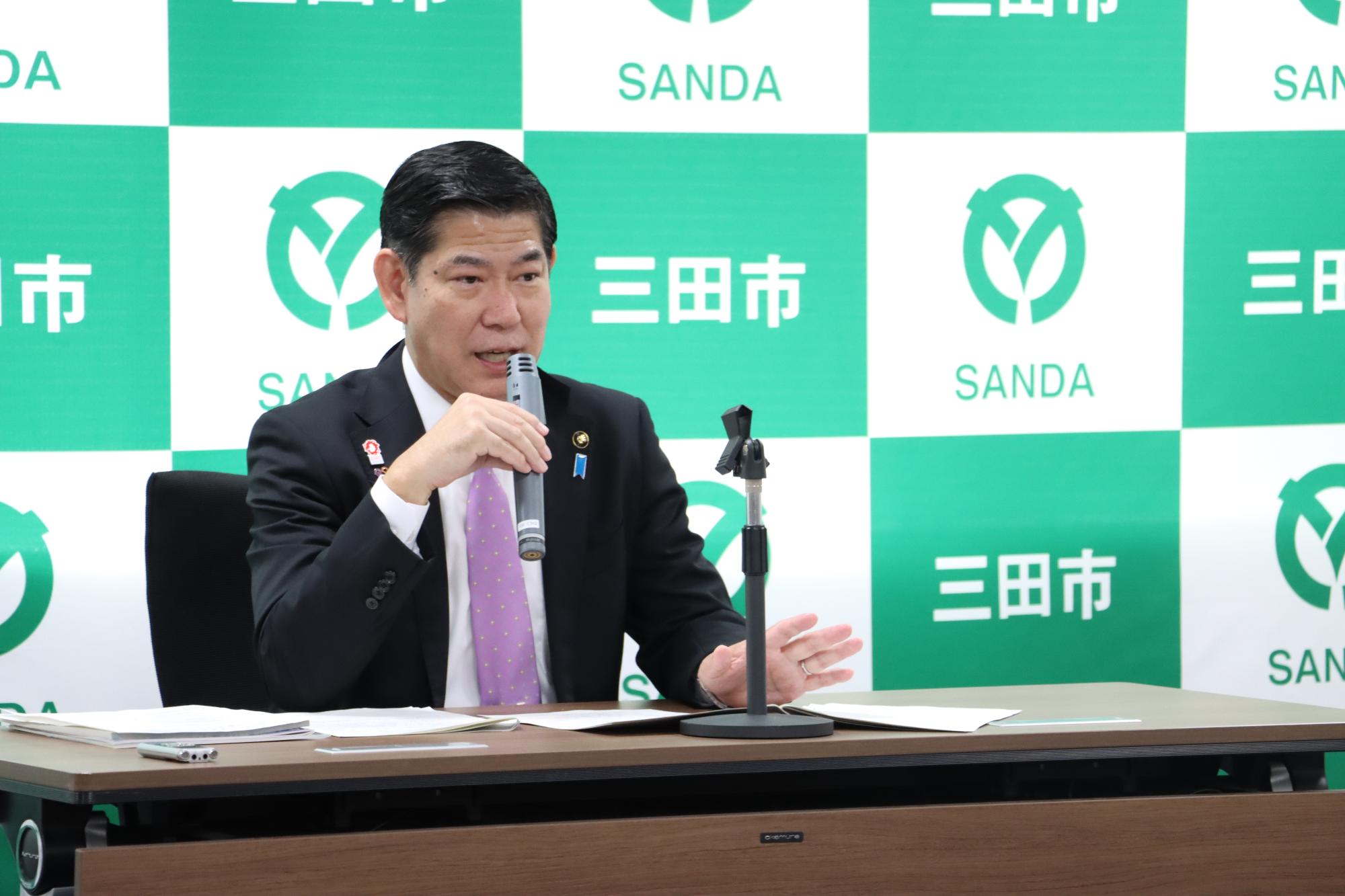令和6年11月21日定例記者会見で説明する田村市長の写真