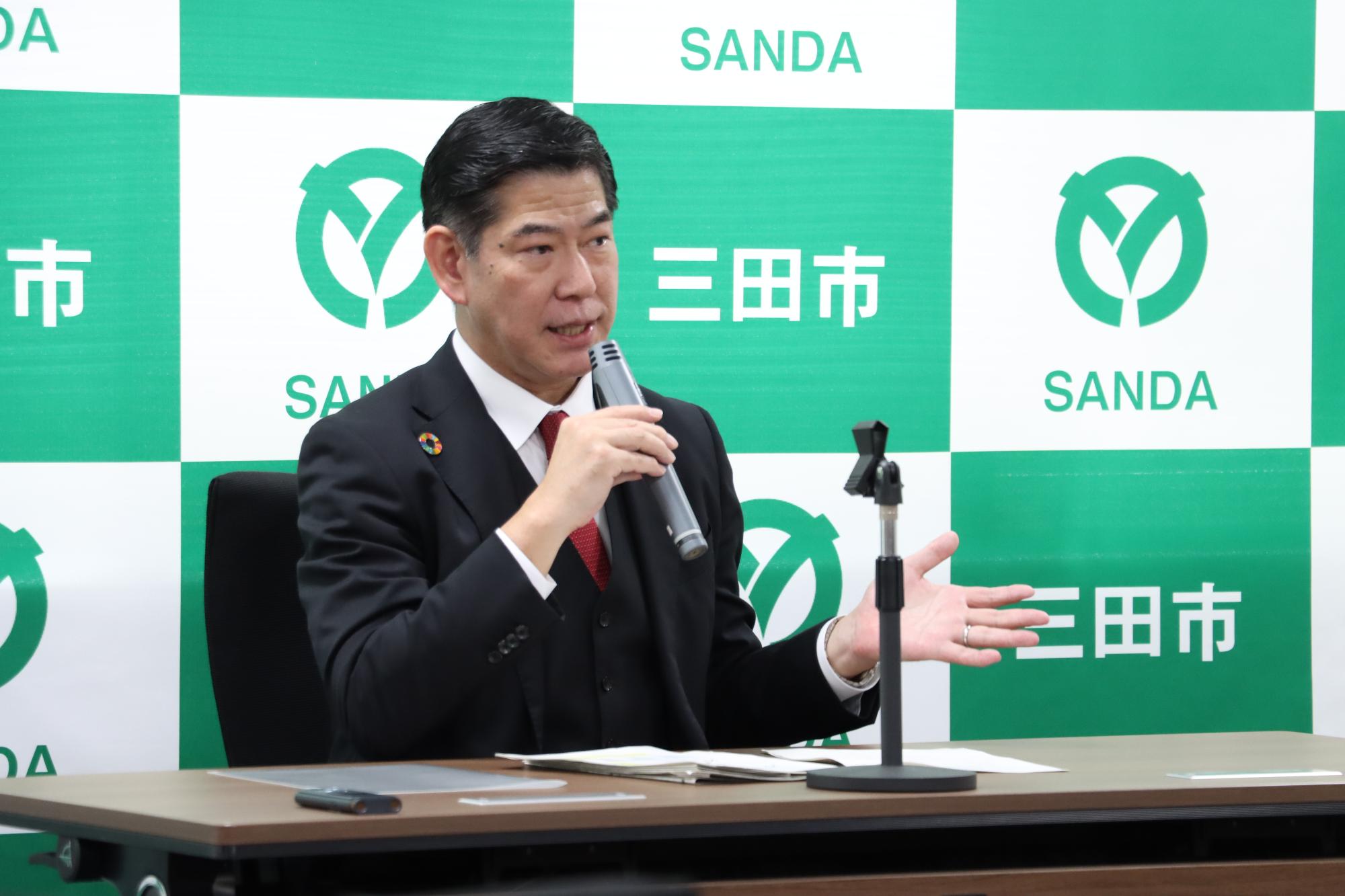 令和7年1月23日の定例記者会見で説明する田村市長の写真