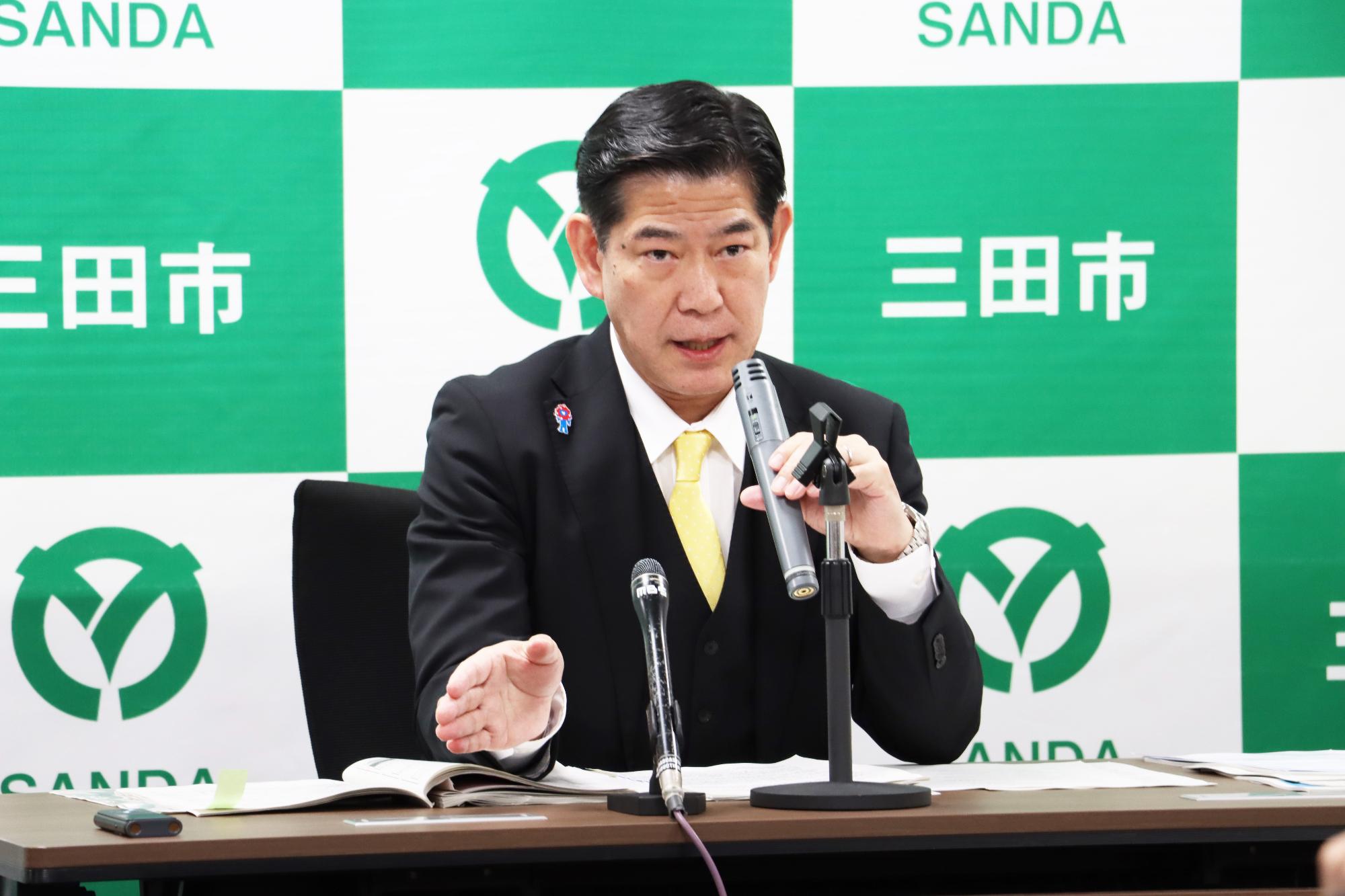 令和7年2月14日の定例記者会見で説明する田村市長の写真