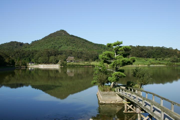 有馬富士と福島大池の写真。水面に逆さ富士が写っている。