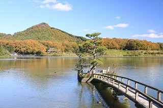 紅葉の有馬富士と福島大池の風景写真