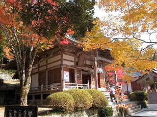 紅葉に囲まれた花山院本堂の建物外観の写真