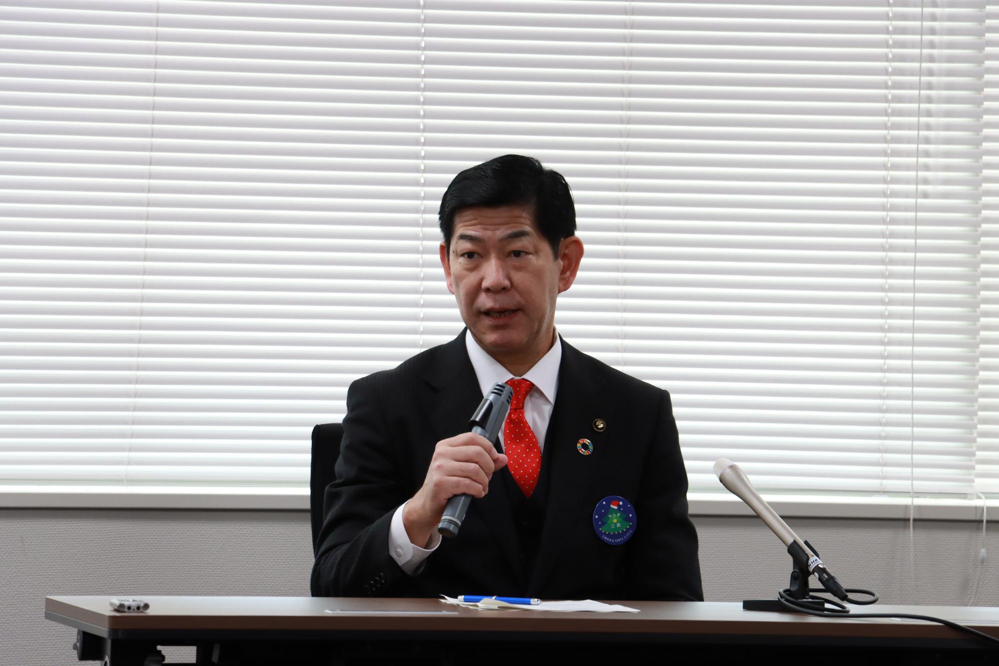 記者の質問に答える田村市長