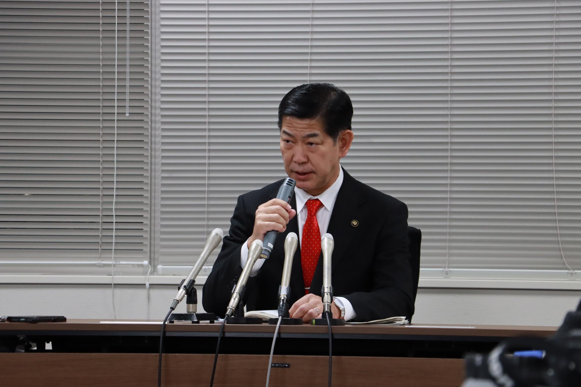 質問に答える田村市長