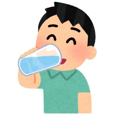 男の子が水の入ったグラスを右手で持ち、飲んでいるイラスト