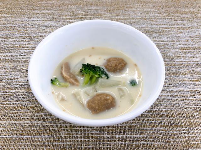白い小皿に盛られた肉団子の豆乳ごまスープの写真