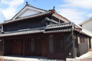 瓦屋根で2階建ての日本家屋の写真