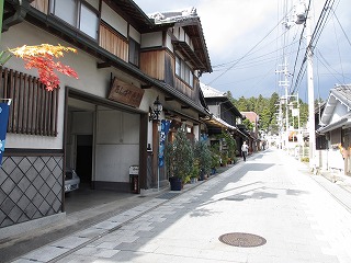三輪神社参道の通り沿いの写真
