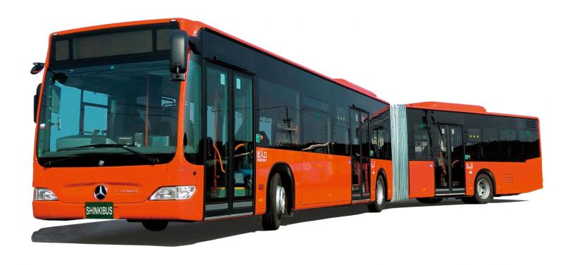 オレンジ色の車体で2台のバスが連節してつながる神姫バスオレンジアロー連SANDA号の写真
