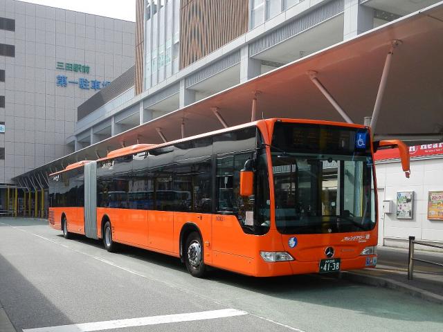 三田駅に停車中のオレンジアロー号の写真