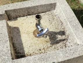 壊されている水飲み場の水道の蛇口の写真