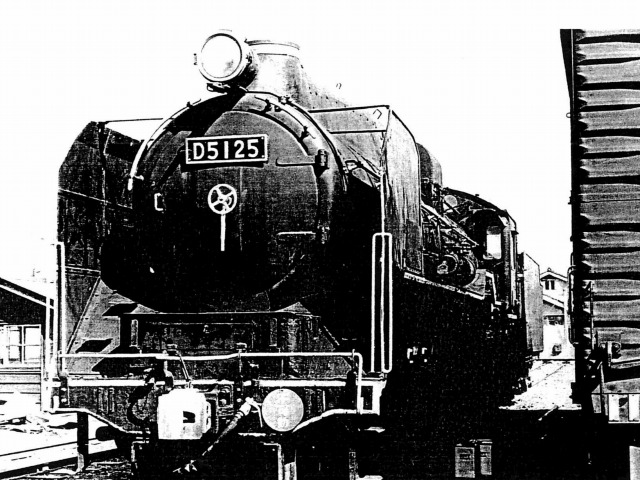 D5125号が駅に到着した時の白黒写真