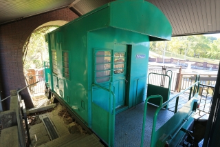 エメラルドグリーンの貨物列車の車両の写真