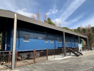 はじかみ池公園で長年親しまれた列車車両が現役当時の青色に塗り替えをした写真