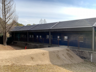 車いすの方でも見やすくホームへの段差を土などでなくした写真