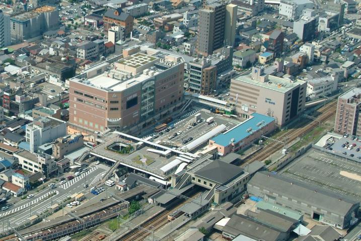 三田駅前の臙脂色のビルの写真