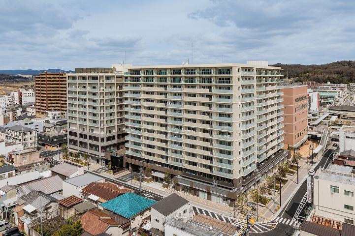 周りの建物に比べて高さのある建設予想図の写真