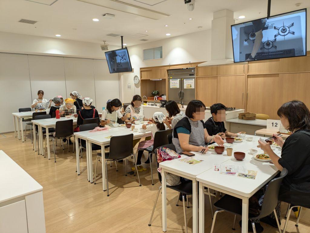 食事をしている写真