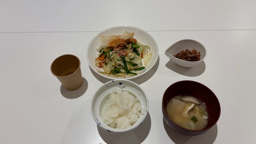 ごはん、みそ汁、野菜炒め、春巻き、ダシガラのふりかけ