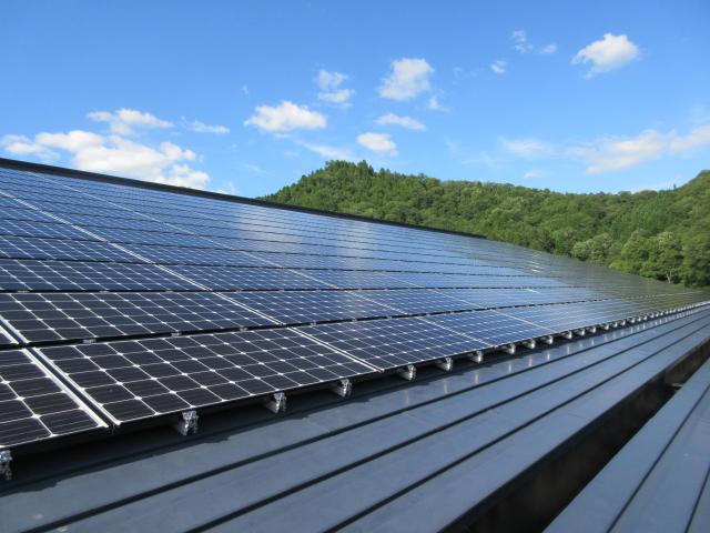 高平ふるさと交流センターの屋根に設置されているソーラーパネルの写真