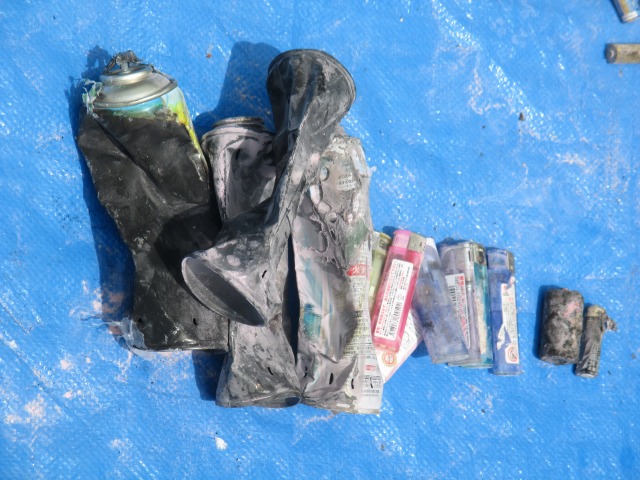 今回の事件で発火元とみられるカセットボンベやスブレー缶の残骸の写真