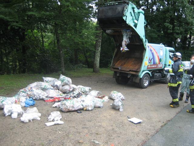 出火元となるゴミ収集車のゴミを外に出している写真