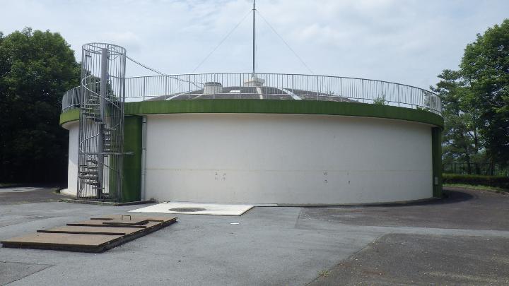 円柱の形状をした配水池の写真