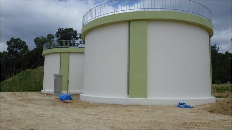 第2工業団配水池の写真。円柱状の施設が2つ並んでいる。