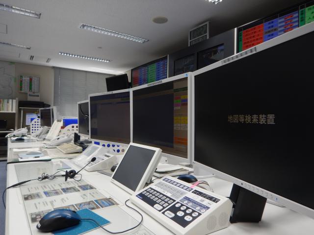 パソコンのモニターが横にいくつも並んでいる写真