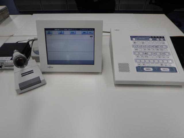 四角いモニターと、ボタンがたくさんついた機械が並んでいる写真