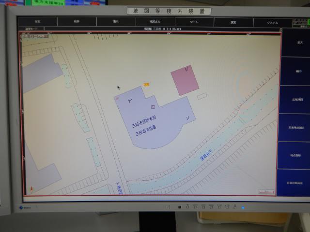 パソコンの画面に、地図が表示されている写真