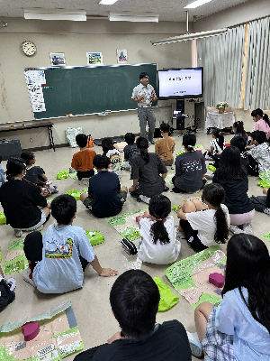 狭間小学校の生徒さんが心肺蘇生を受講している様子です。