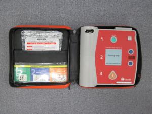 真四角のケースの中に、赤色をしたAEDの機械が入っている写真