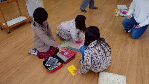 母子小学校の生徒さんが心肺蘇生法を受講している様子です。