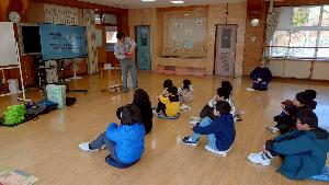 母子小学校の生徒さんが心肺蘇生法を受講している様子です